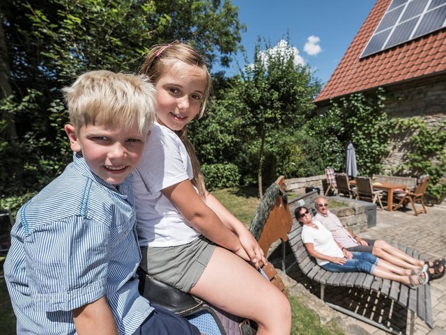 Enkel mit Großeltern beim Urlaub auf dem Bauernhof am Hellbachhof in Simmershofen 
