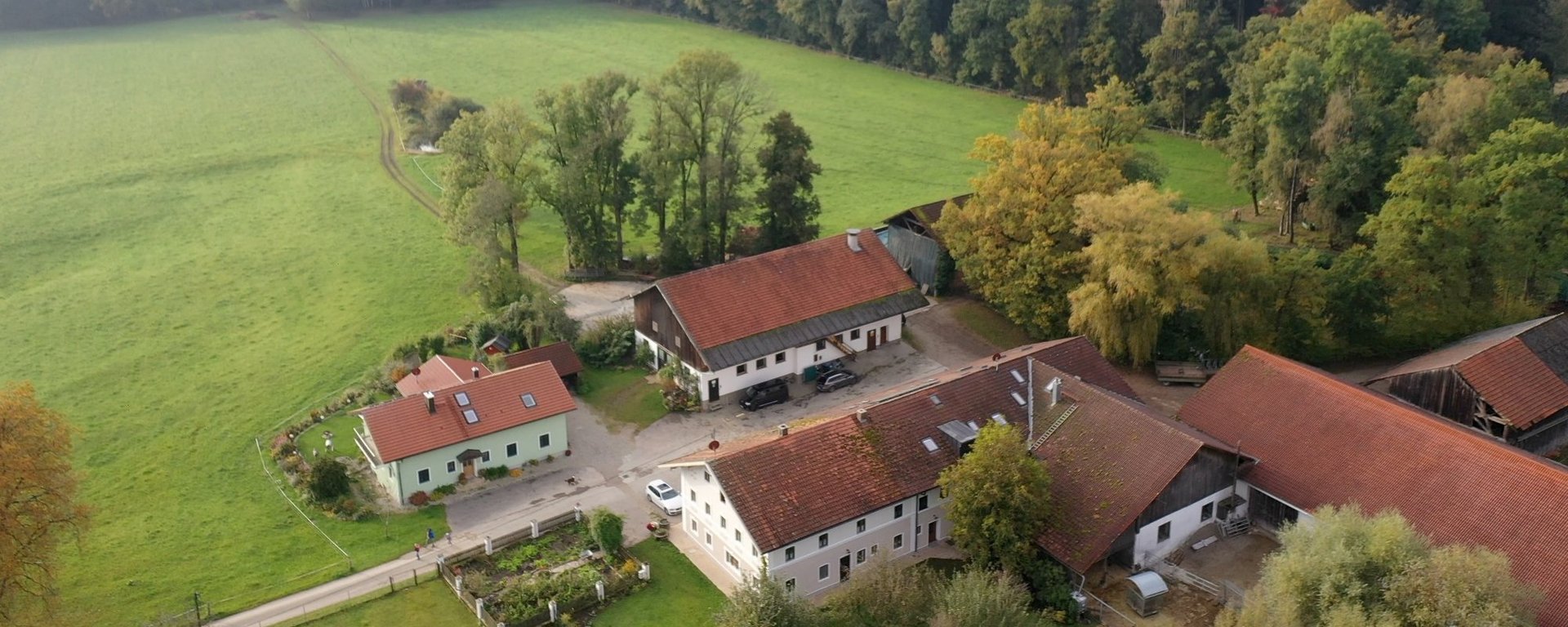 Luftaufnahme des Gästehaus Huber in Forstern im Münchner Umland