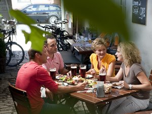 Kulinarischer Genuss im Biergarten im Naturpark Altmühltal