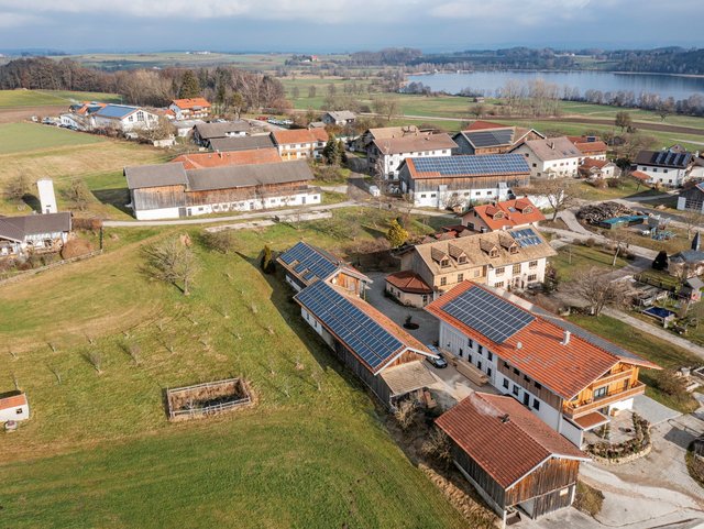 Luftaufnahme des Sailerhof Gramminger mit Blick zum Tachinger See