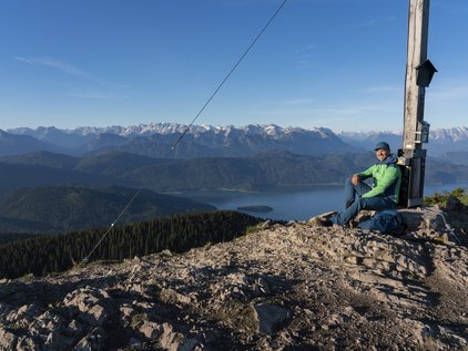 Belohnender Blick vom Gipfelkreuz am Jochberg