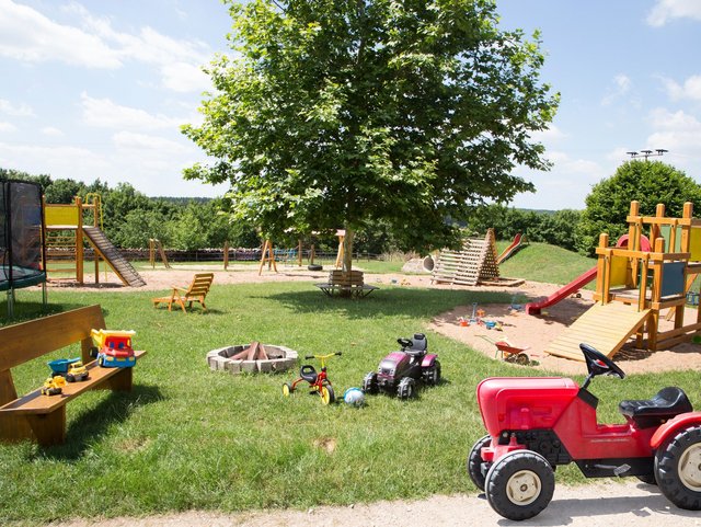 Viel Fläche und Spielmöglichkeiten auf dem Kinderferienhof 