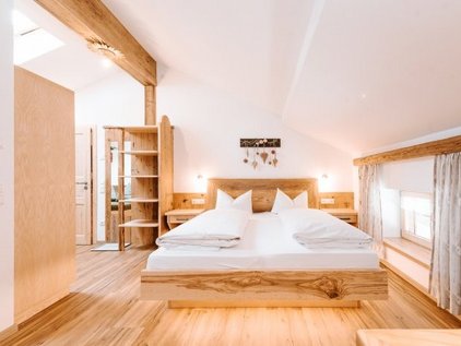 Großzügiger Schlafraum © Zum Sagschneider Helle großzügige Ferienwohnung mit Frühstück