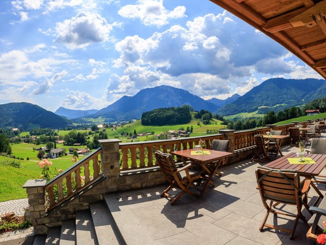 Sonnenterrasse am Ferienhof mit Ausblick und Frühstück