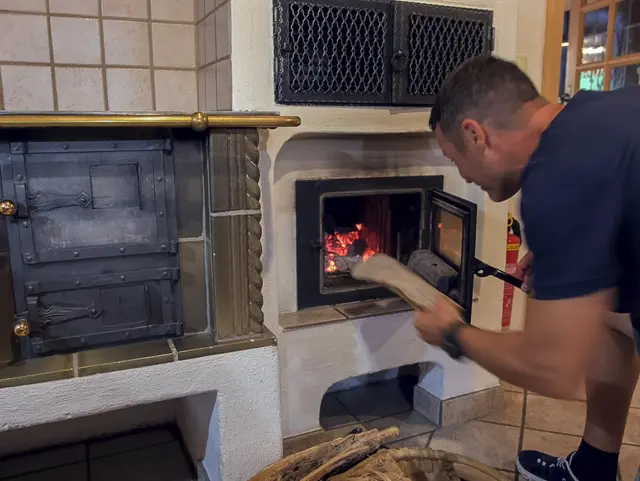 Kamin in der Stube einheizen - © Andreas Kern Kamin in der Stube einheizen