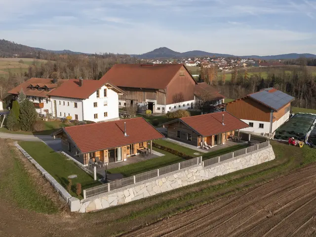 zwei Chalets am Hof des Ferien- und Erlebnisbauernhofes Steinhofmühle