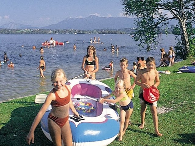 Kinder mit Schlauchboot am Staffelsee