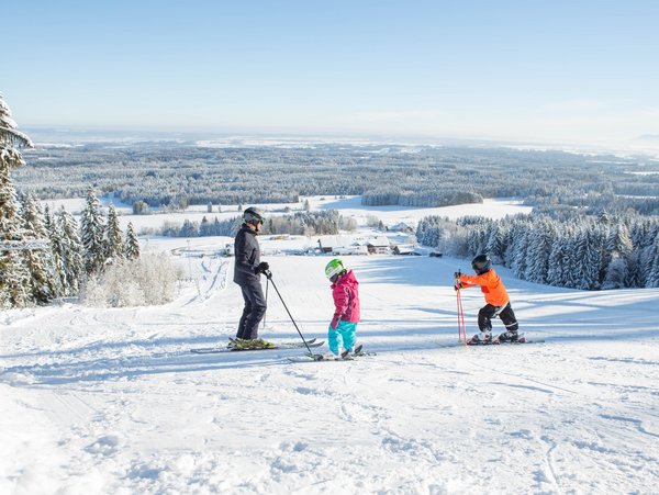 Skifahren mit dem hofeigenen Skilift auf dem Bauernhof in Bayern