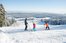 Skifahren mit dem hofeigenen Skilift auf dem Bauernhof in Bayern