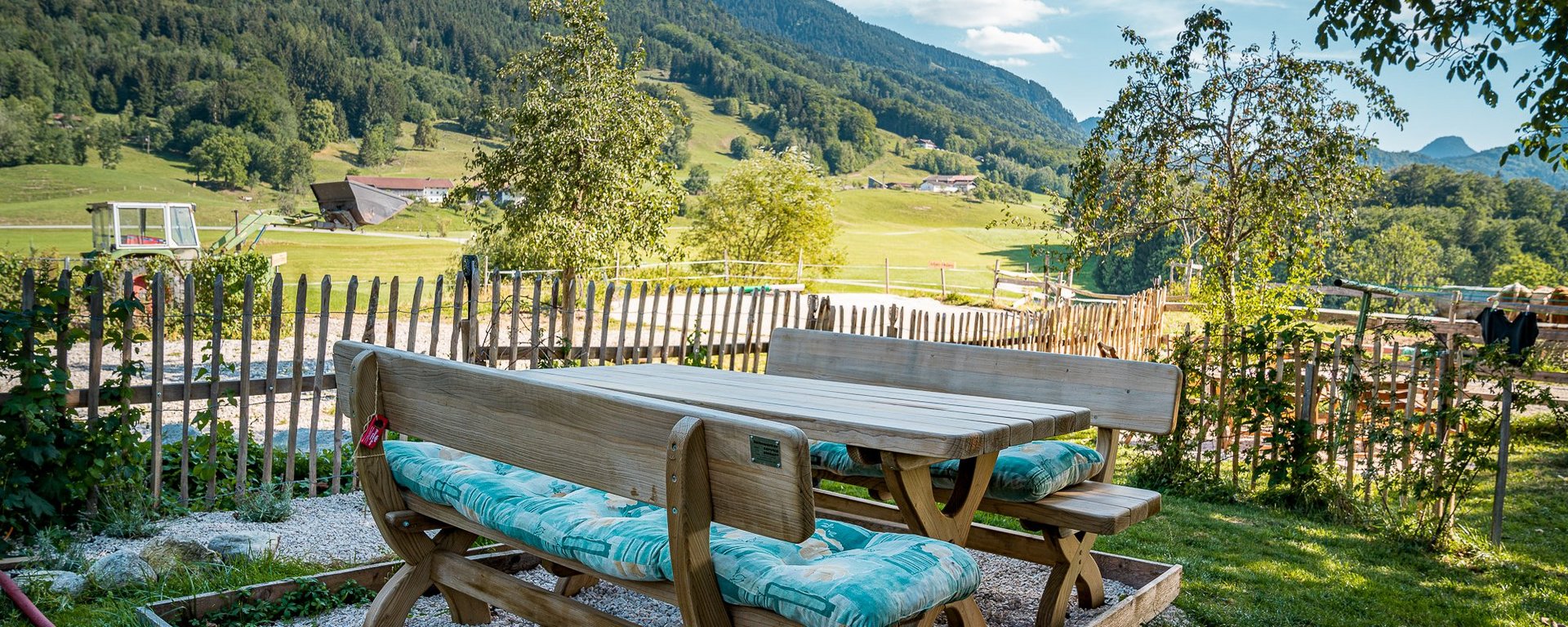 Tolle Aussicht in die Berge von der Bank im Garten auf dem Weyererhof