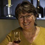 Gastgeberin mit selbstgebrautem Schnaps © Andreas Kern Gastgeberin auf dem Obsthof, die selber Brände brennen