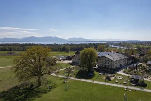 Luftansicht vom Moierhof direkt am Chiemsee
