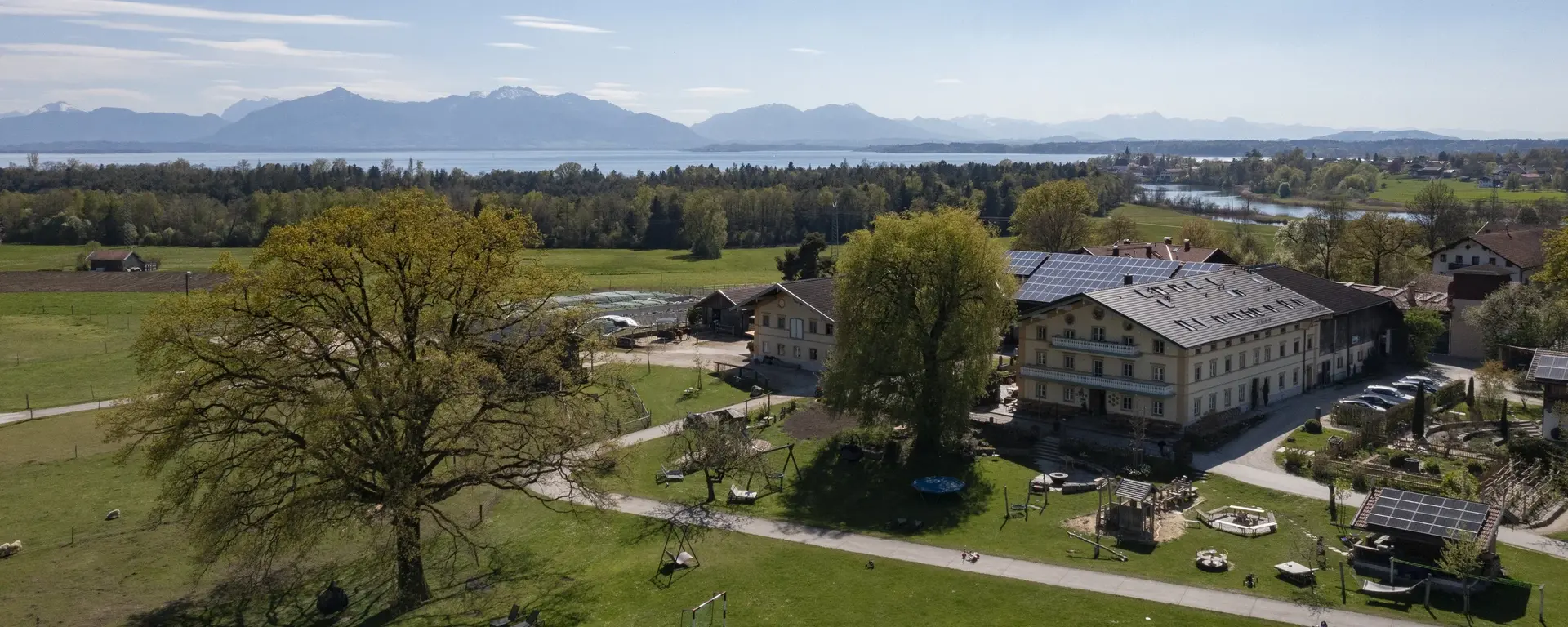 Luftansicht vom Moierhof direkt am Chiemsee - © Andreas Kern Luftansicht vom Moierhof direkt am Chiemsee