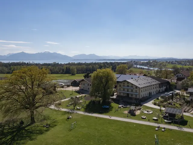 Luftansicht vom Moierhof direkt am Chiemsee