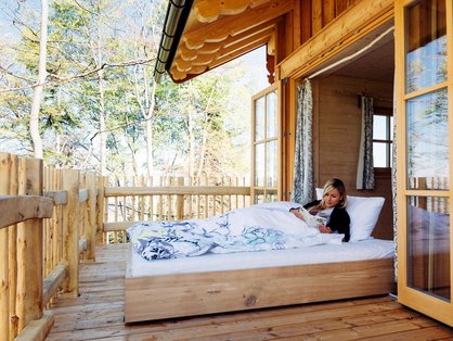 Ausfahrbares Bett auf die Terrasse unter freiem Himmel