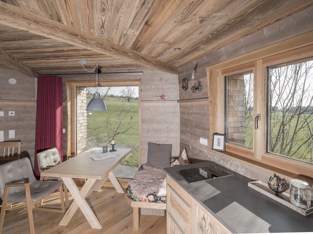 Küche und Esszimmer im Baumhaushotel Allgäu in Betzigau