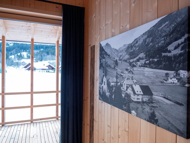 Wandbild und Panoramafenster in der Ferienwohnung am Erlenhof in Bad Hindelang