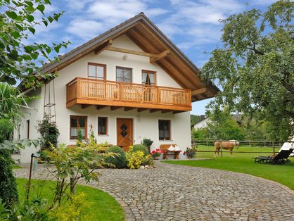 Mit Freunden im Ferienhaus auf dem Bauernhof übernachten