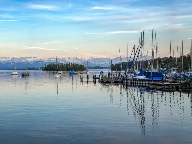 Segeln, Surfen, Bootfahren mit Panorama auf dem Starnberger See