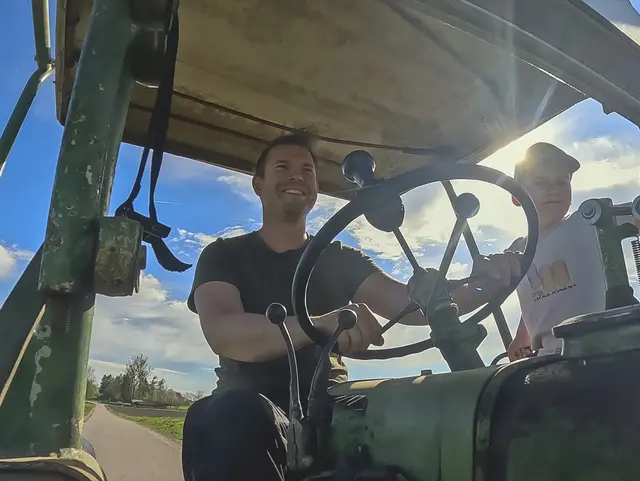 Traktorfahrt als Highlight - © Andreas Kern Auf dem Traktor mitfahren ist das Highlight für die Kinder