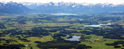 Panorama über den Pfaffenwinkel auf die Alpen - © Tourismusverband Pfaffenwinkel