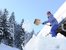 Schneeschaufeln im Winter auf dem Bauernhof am Chiemsee