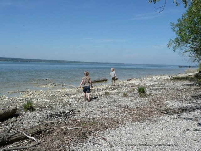 Spazierengehen am Badestrand des Ammersees