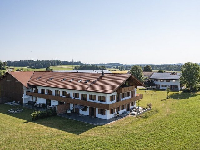 Hausansicht des Rinser See-Hofs am Chiemsee direkt am Wasser