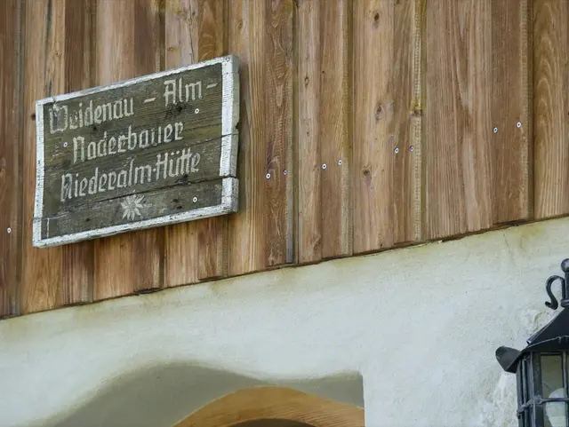 - © Andreas Kern Almtafel mit Infos