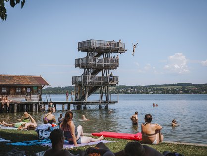 Baden und Action mit Sprungturm in Utting am Ammersee