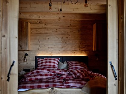 Kuschelige Schlafzimmer © Landferienhof Fischer Schlafzimmer mit viel Altholz für kuschelige Nächte