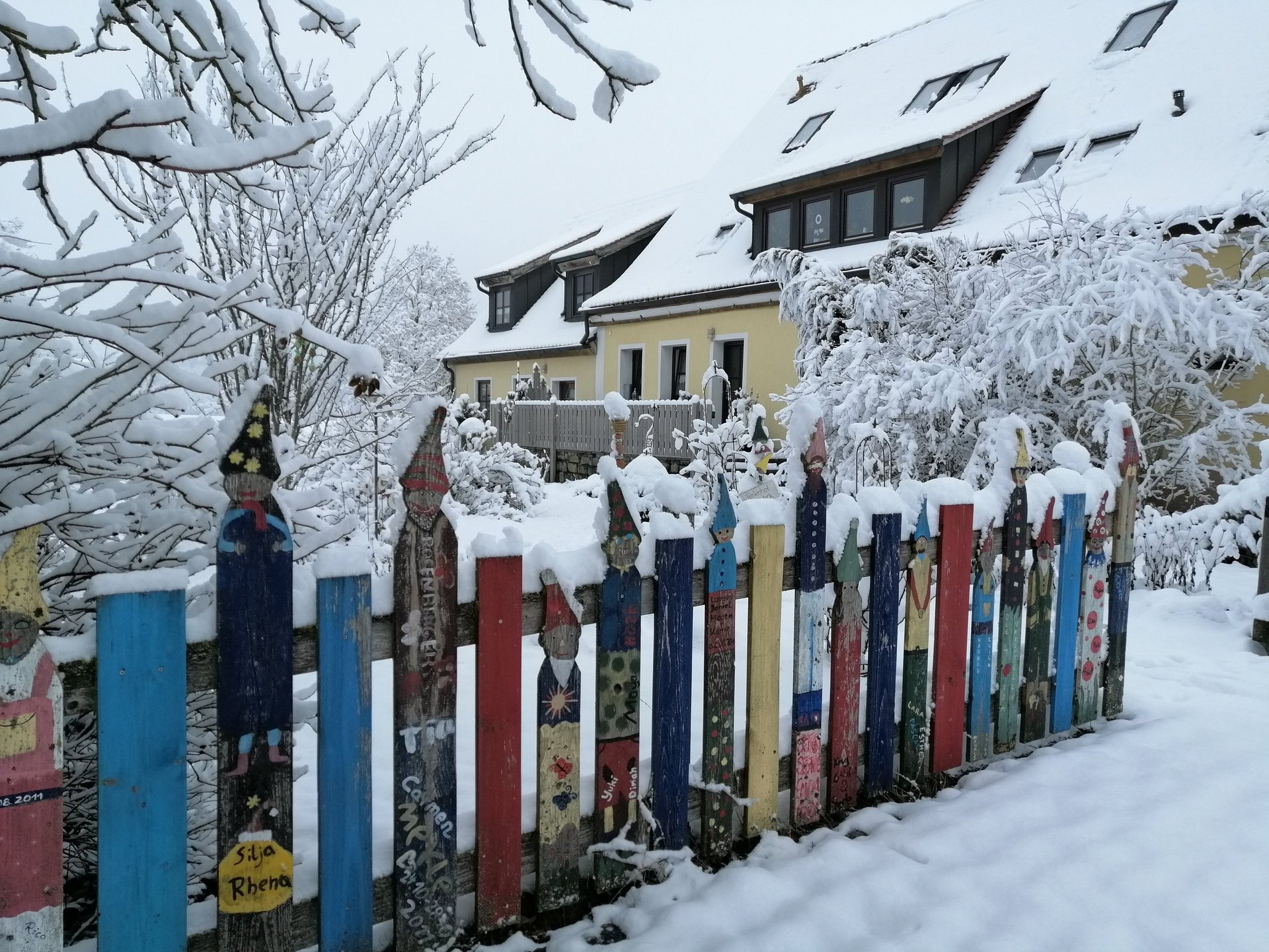 Ferienhöfe im Romantischen Franken mit Schnee bedeckt.
