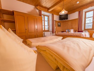 Blick auf dem Winter aus dem Bett © Anderlhof Gemütlich im Holzbett liegen und auf den Winter im Fenster blicken.