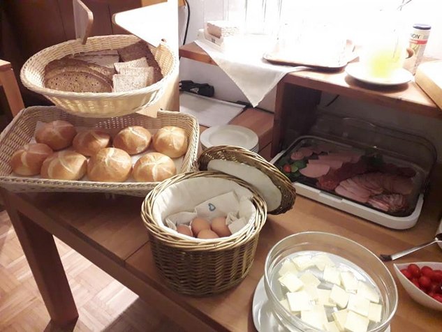 Großzügiges Frühstücksbuffet auf dem Ferienhof