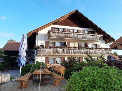 Hausansicht des Landhofes © Pension Ferienhof Haggenmüller Sitzecke vor dem Haus