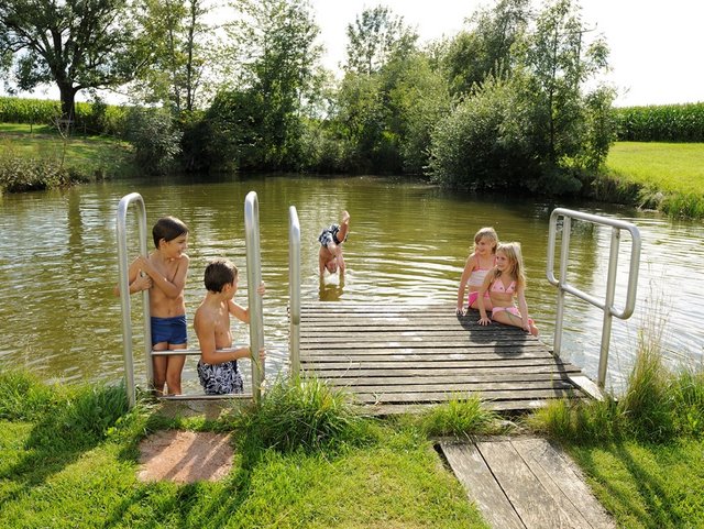 Badespaß im hofeigenen Badeweiher direkt am Bauernhof in der Region Chiemsee