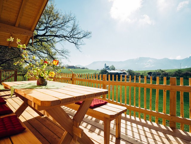 Landschaft Panorama Aussicht vom Balkon des Baumhaus am Talerhof in Samerberg Oberbayern