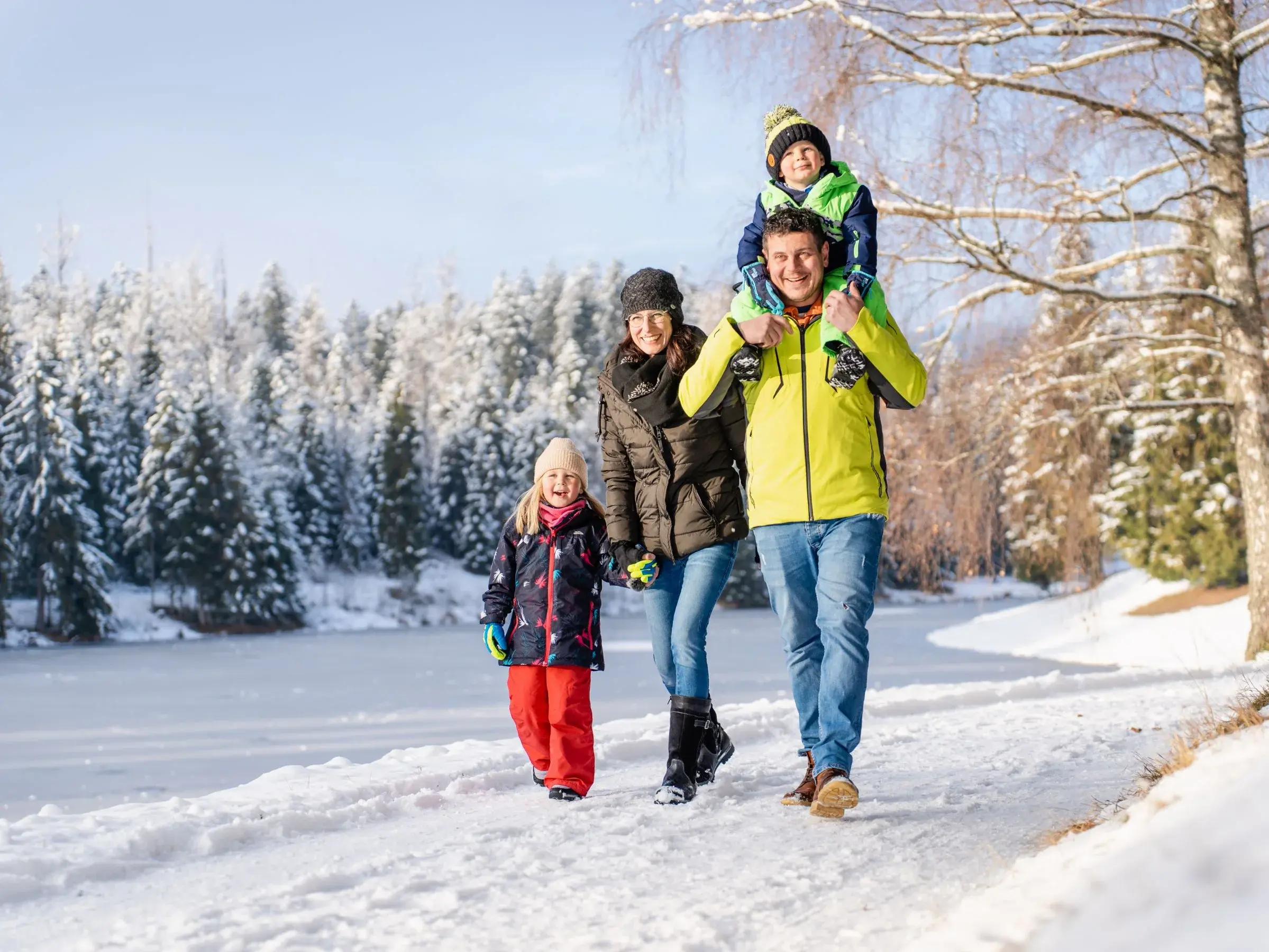 Familie im Schnee