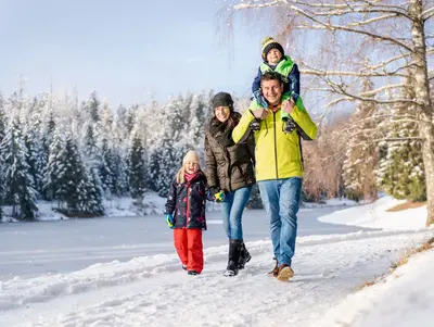 Familie im Schnee