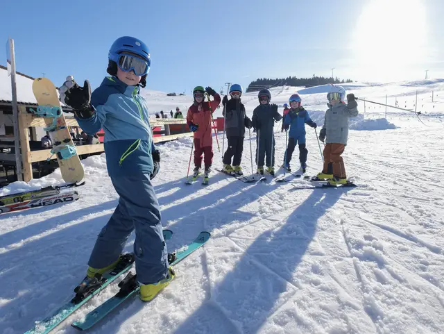 Kinder mit Skikleidung auf der Piste