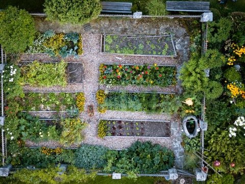  Einladender Obst- und Gemüsegarten auf dem Bauernhof in Bayern