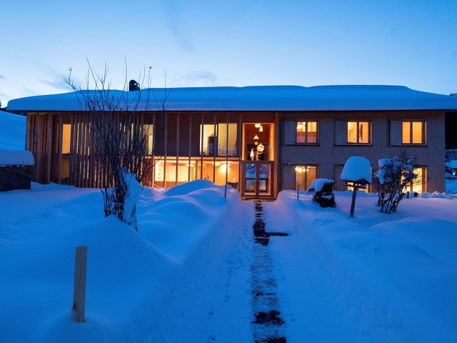 Fassade beleuchtetes Holzhaus im Schnee am Erlenhof in Bad Hindelang 