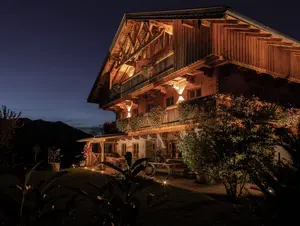 Außenansicht bei Nacht © Schmickhof Außenansicht bei Nacht