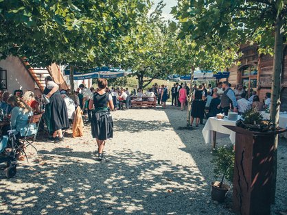 gemütlicher Biergarten auf dem Bauernhof