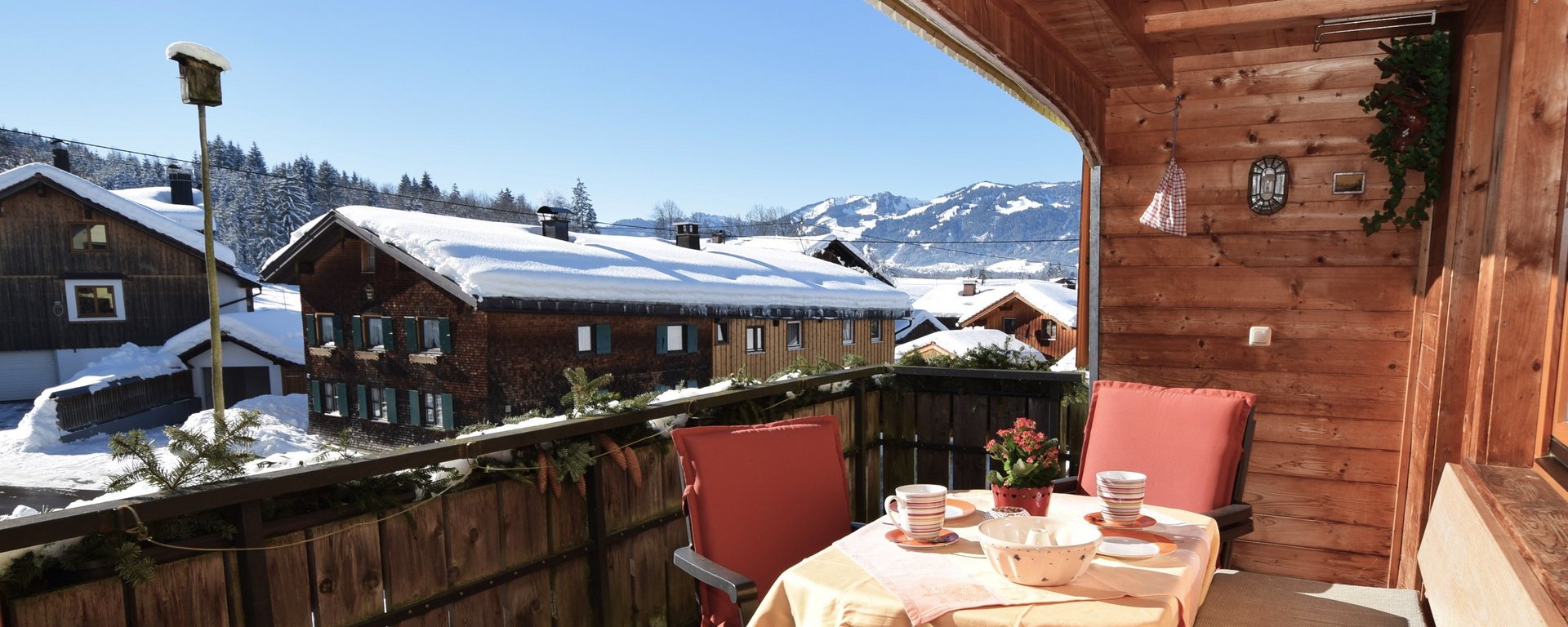 Auf dem Balkon die Sonne im Winter genießen
