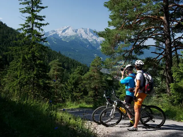 Radeln mit Blick auf die Alpspitze - © Ferienregion Zugspitzland, Foto: Benedikt Lechner Radeln mit Blick auf die Alpspitze