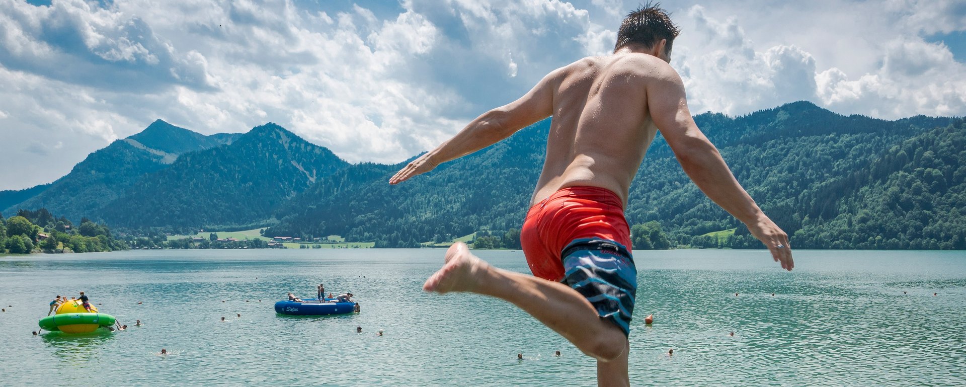 Sprung in den Schliersee im Strandbad