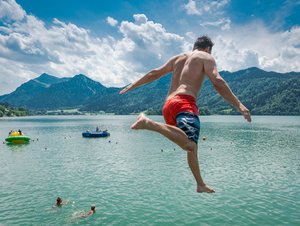 Sprung in den Schliersee im Strandbad