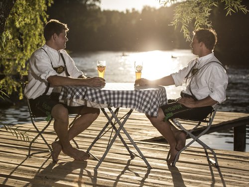 Ein Bier in Oberbayern am See genießen 