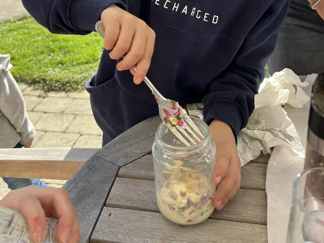 ...und mit der Butter vermengt - © Tatjana Seel Junge vermischt Butter mit Kräutern